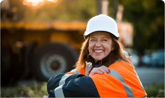 La personne en charge du patrimoine foncier d'une collectivités pendant la visite d'un terrain