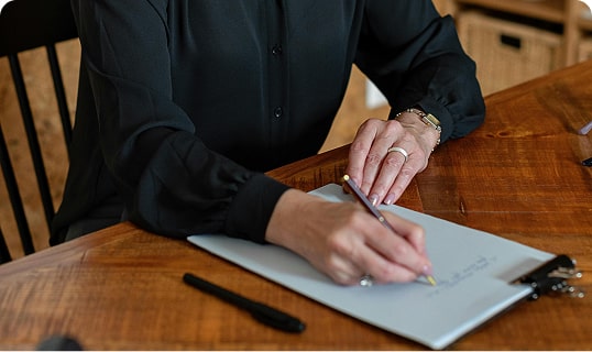 Un notaire réalise un rapport sur une propriété foncière